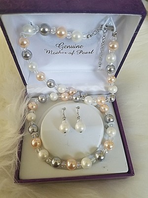 Genuine mother of pearl necklace and matching earrings new in box