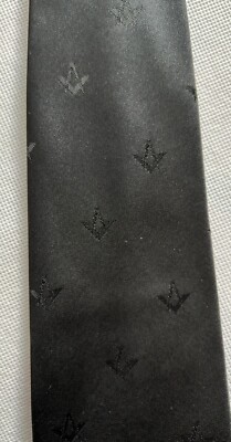 Vintage schwarze Freimaurer Krawatte kleines Logo dezenter quadratischer Kompass