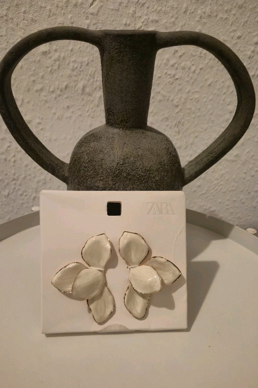 RARE Zara Elegant White Enamel Flowers Gold edges Earrings Studs NWT Sold Out image 2