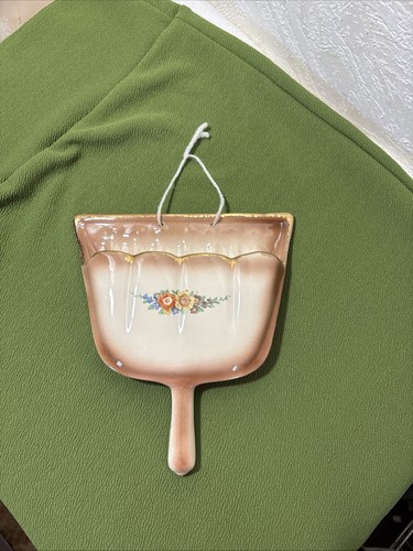 Wandtasche in Form einer Kehrschaufel, Keramik Wandvase mit Blumen verziert