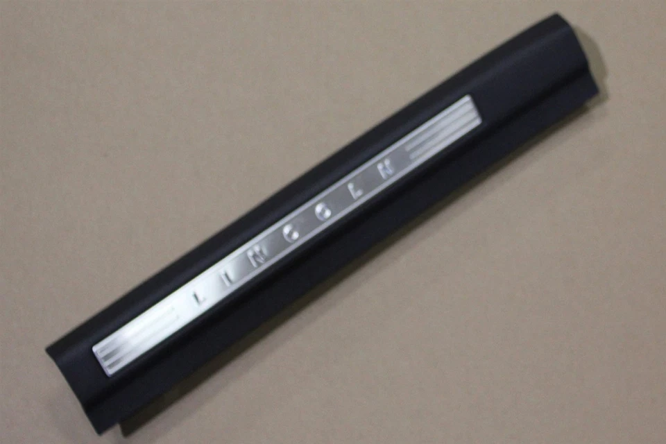 Placa de umbral delantero interior Lincoln MKS 09-11 8A5Z5413209AB izquierda FORD NOS OEM Foto 2 de 4