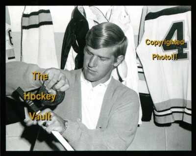 Boston BRUINS Bobby ORR TAPES the HANDLE of His STICK Custom 8X10 RAZOR SHARP! 