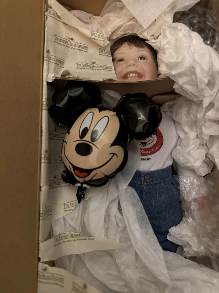 Muñeca de porcelana Walt Disney World Boy Mickey Mouse #9403FA Ashton Drake Foto 2 de 4