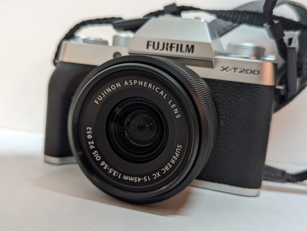 Fujifilm X-T200 Camera in Silver + XC 15-45mm Lens Kit - Fuji