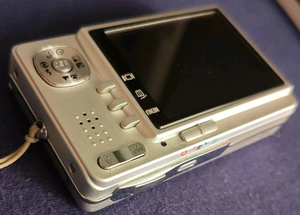 Traveler Super Slim XS7 7.0MP Compact Digital Camera Silver +2GB SD Karte +Hülle - Bild 4 von 4