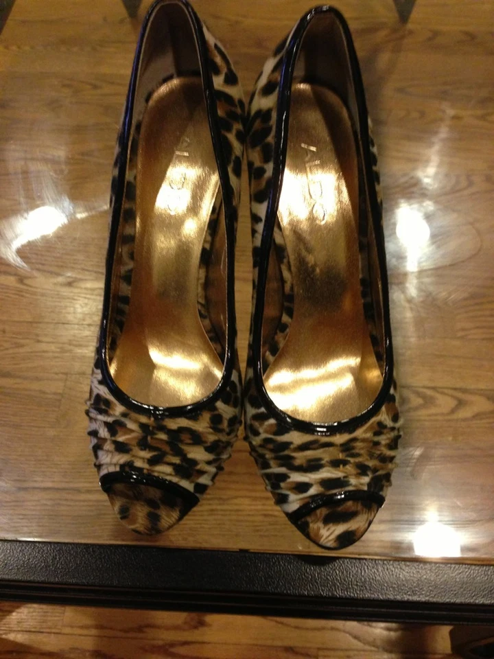 Tacones Aldo Cheetah talla 39 punta abierta forro charol negro Foto 3 de 4