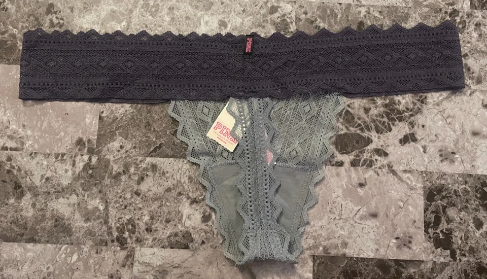 CALCINHA TANGA RARA VICTORIA'S SECRET ROSA GRANDE CINZA GEOMÉTRICA RENDA GEO NOVA COM ETIQUETAS - Imagem 3 de 3