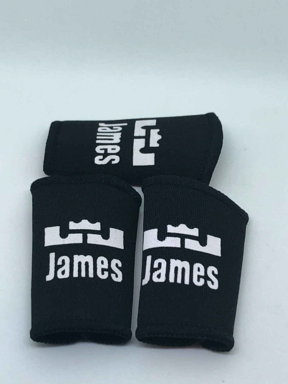 LeBron to wear finger sleeve to honor Kobe in resumed season