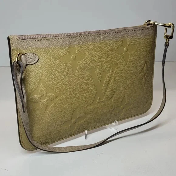 🔥🩷Louis Vuitton MM Giant Empreinte Neverfull Pouch, Wristlet- Rare, microchipe