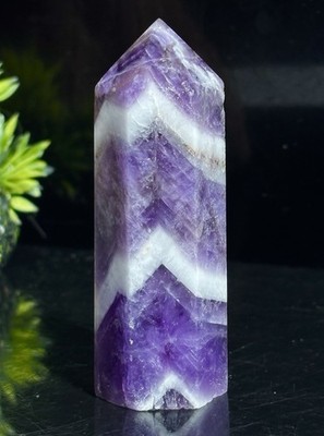 Chevron Amethyst Kristall lila Edelstein Obelisk Turm schöne klobige Spitze