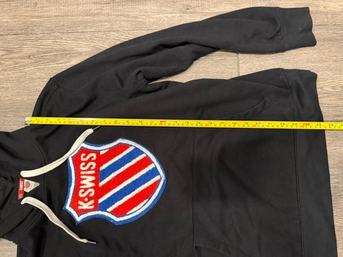 Sudadera con Capucha K-Swiss Negra Logotipo Bordado Canguro Bolsillo Medio Tenis - Imagen 2 de 5