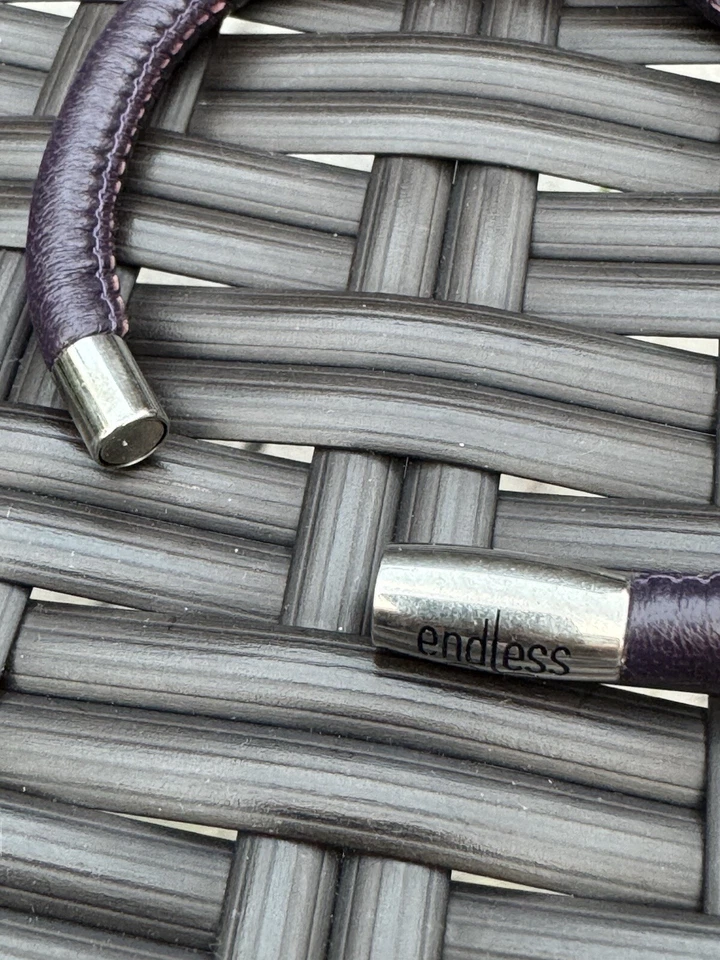 Pulsera de cuero púrpura sin fin con cierre magnético, 7 1/2 pulgadas Foto 2 de 4