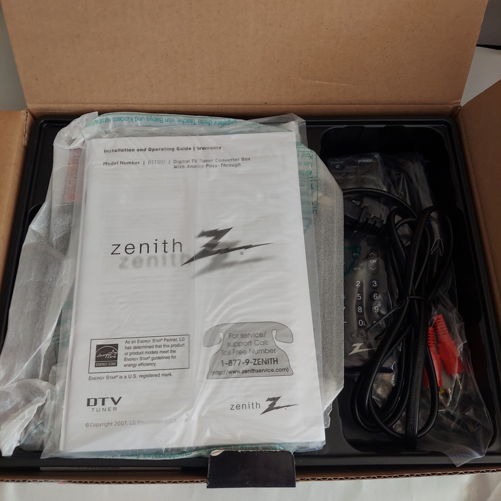 Brand New Zenith DIGITAL TV TUNER Converter Box DTT901 With Remote
