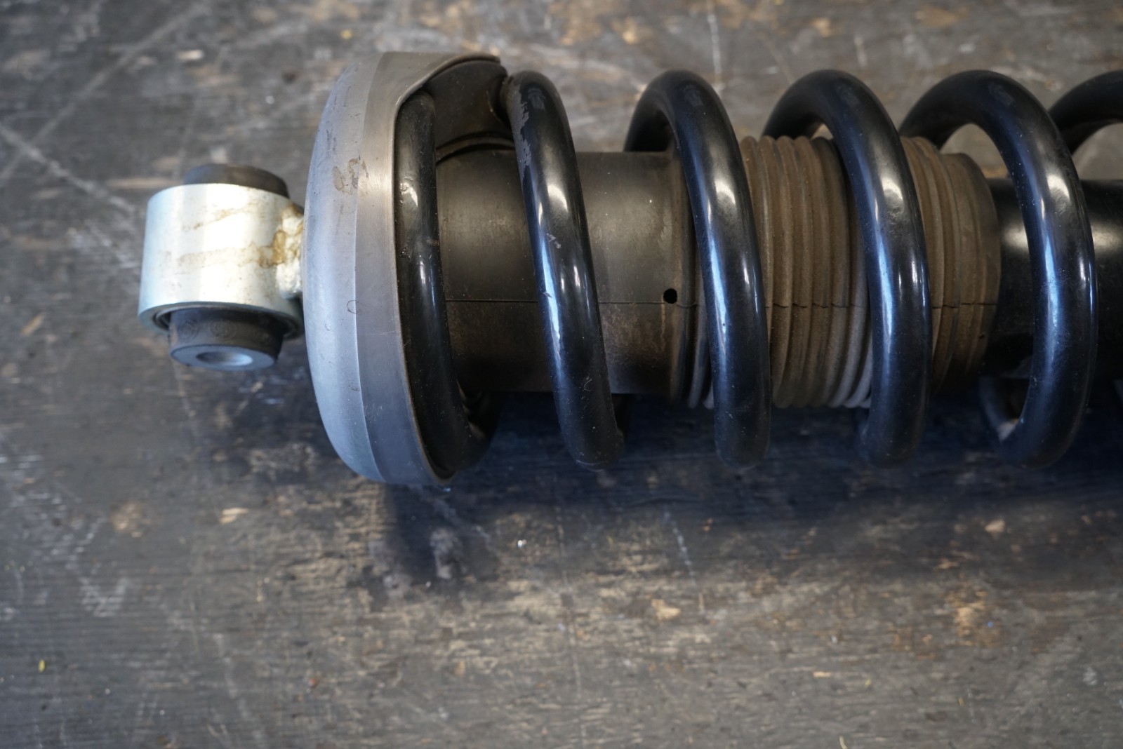 Audi R8 2017-2023 FRONT+RIGHT Strut assembly