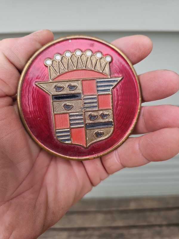 ANTIQUE CADILLAC 1940'S ROUND RED CAP EMBLEM HUBCAP MEDALLION 