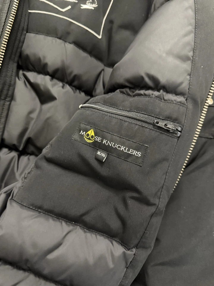 Moose Knuckles niños talla XL. Abrigo negro de piel azul marino. Chaqueta con cremallera y capucha Foto 2 de 4