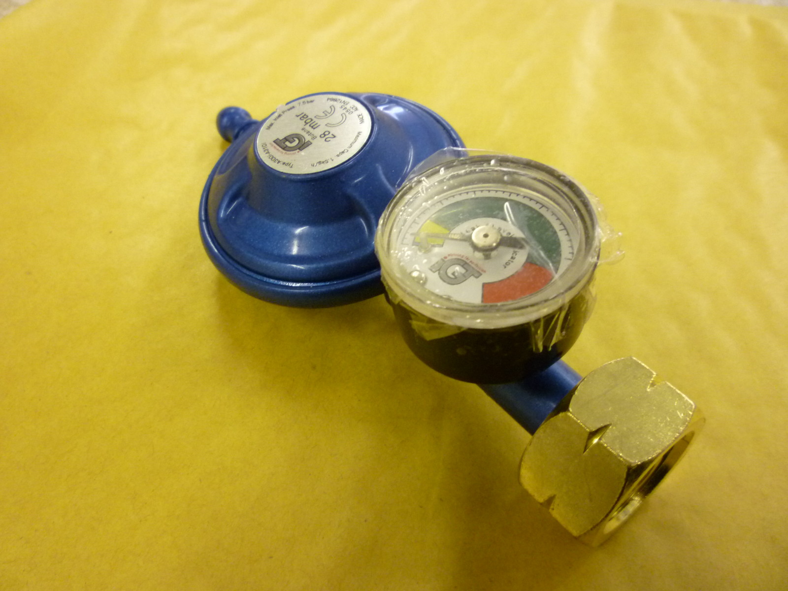 CALOR GAS TYPE BUTANE GAS REGULATOR SCREW ON TYPE 28 mbar WITH LEVEL