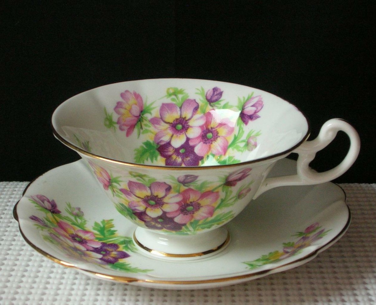 　Bone China Vintage HEATHCOTE FOOTED TEA CUP & SAUCER Purple Floral Bone China