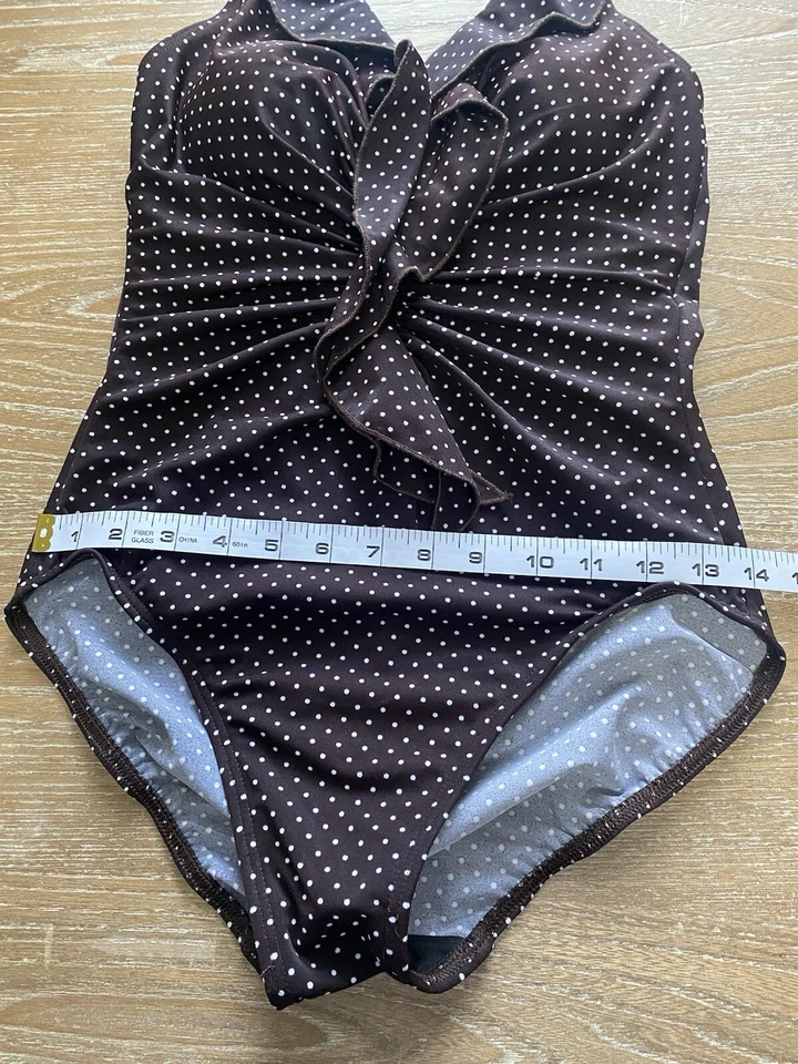 Traje de baño Miraclesuit de una pieza con volantes delanteros marrón con lunares blancos talla grande Foto 3 de 4