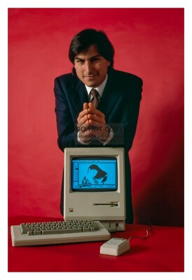 STEVE JOBS POSING WITH MACINTOSH APPLE COMPUTER 1984 4X6 PHOTO