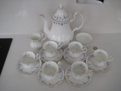 ROYAL ALBERT MEMORY LANE BLAU VERGISSMEINNICHT ENGLISCHES BONE CHINA KOMPLETTES KAFFEESERVICE