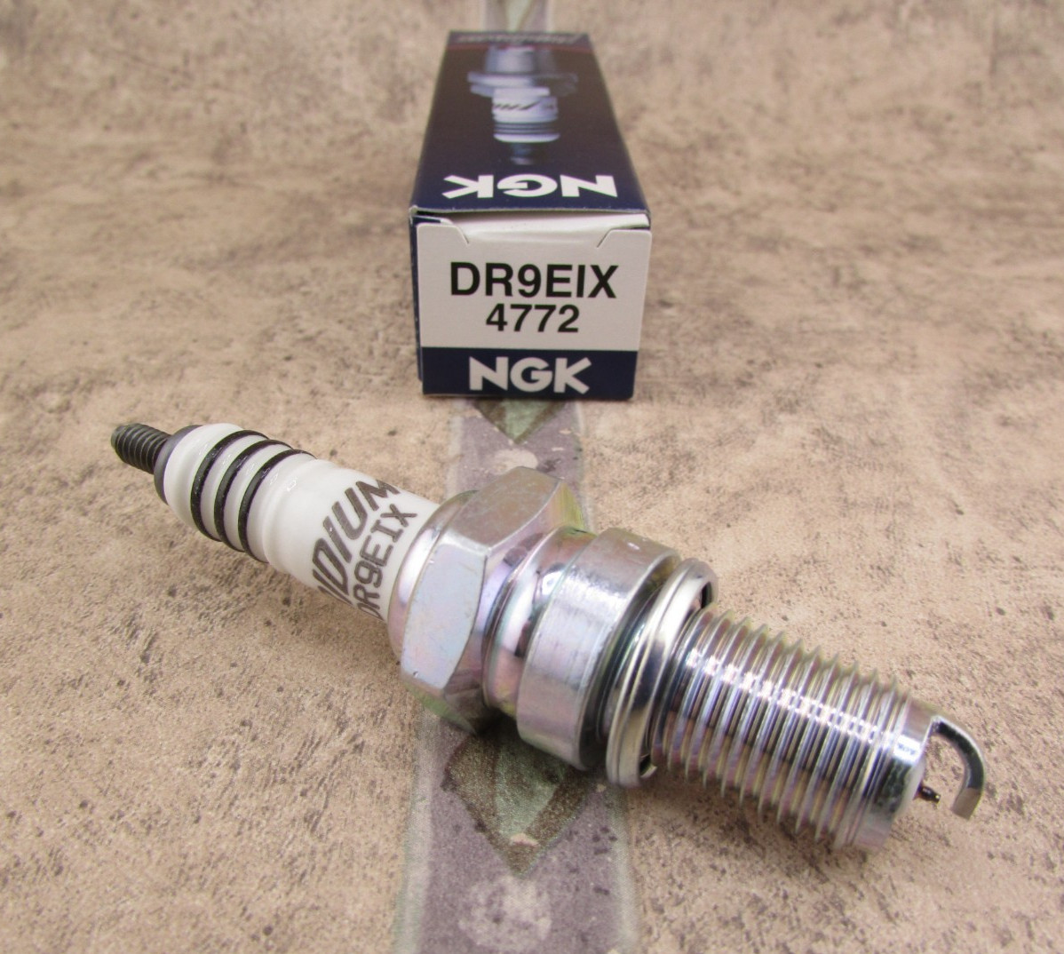 1 PACK  NGK Iridium IX  4772 DR9EIX Spark Plug