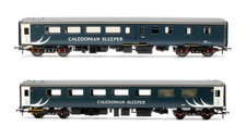HORNBY/BACHMANN 'OO' GAUGE LOT OF 2 CALEDONIAN MK 2 COMPOSITE/BRAKE COACHES