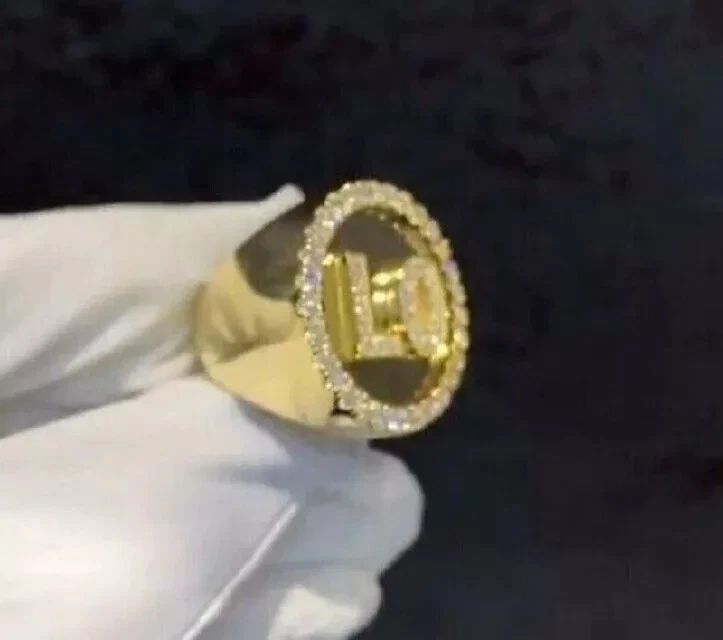 Anillo con nombre personalizado de 1,5 quilates para hombre enchapado en plata de oro amarillo de 14 quilates moissanita real Foto 2 de 4