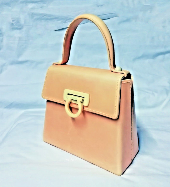 SAC A MAIN GANCINI EN CAOUTCHOUC de SALVATORE FERRAGAMO  COLLECTOR !