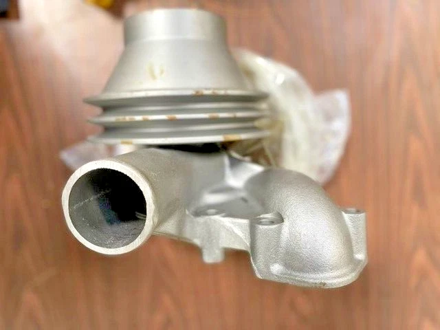 BOMBA DE AGUA KOMATSU 6136-61-3211 OEM, ORIGINAL Foto 2 de 4