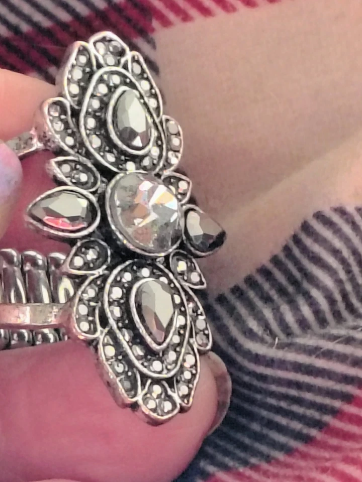 Anillo elástico de marcaita estilo vintage llamativo tono plata cristal cóctel joyería Foto 2 de 4