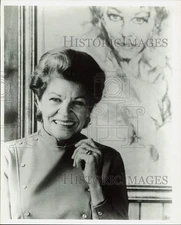 1975 Press Photo Actress Martha Raye, with Her Portrait in Background