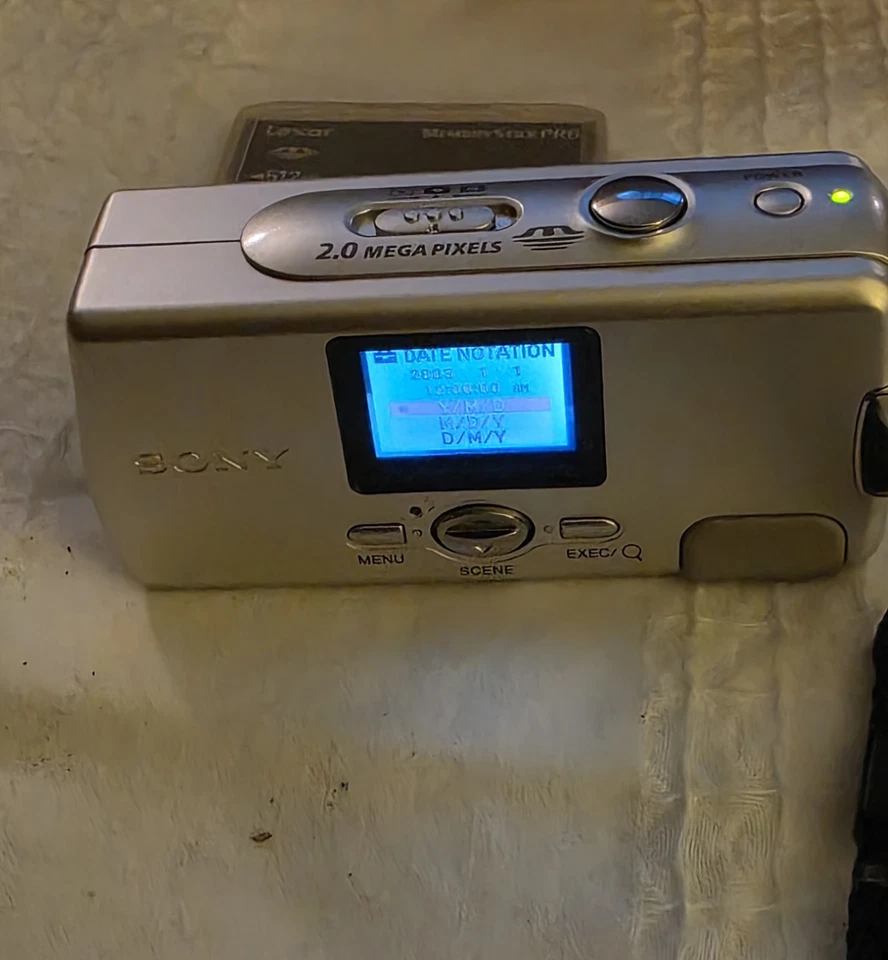 Vintage SONY Cyber-shot U DSC-U30 + 2 Memory Sticks BAG WORKS Digital CAMERA  - Image 3 of 4