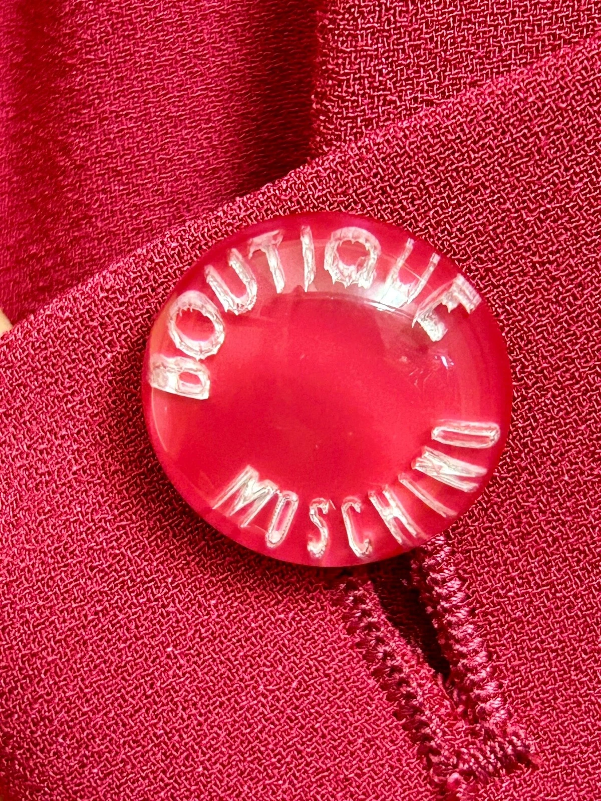 Abito Boutique Moschino elegante rossetto scuro dettaglio bottone rosso crape UK8