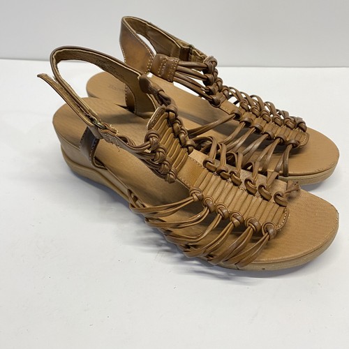 Sandalias de cuña Bare Traps Cagney para mujer 8 M marrón tostado imitación cuero punta abierta latón - Imagen 3 de 6