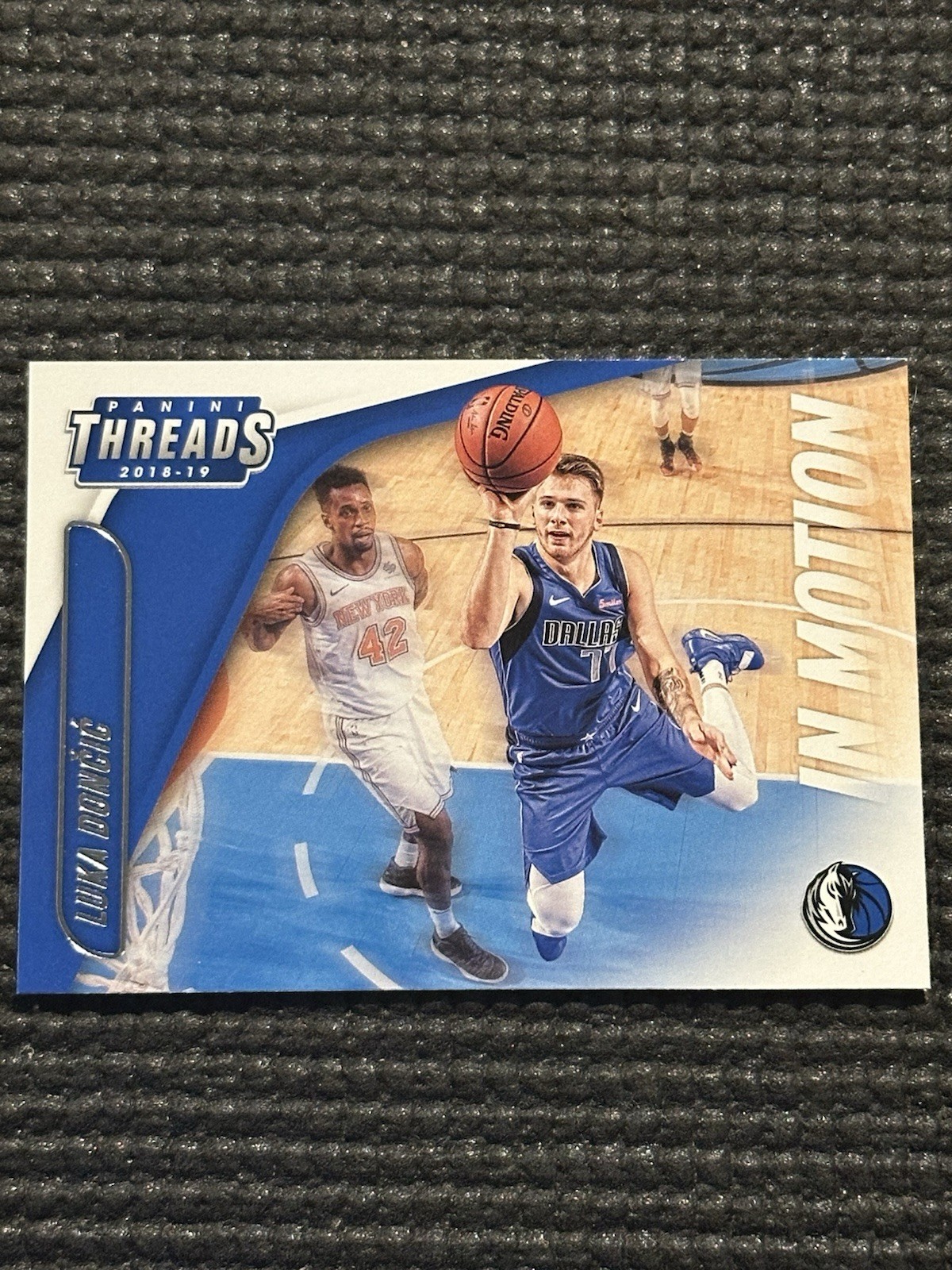 2018-19 Panini Threads In Motion 15 Luka Doncic RC Rookie Dallas Mavericks