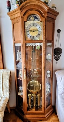 Hochwertige HERMLE Standuhr mit Vitrinenseiten und Schlagwerk