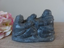 Sculpture inuit en pierre de savon grise – Couple avec phoque – Art inuit Alaska