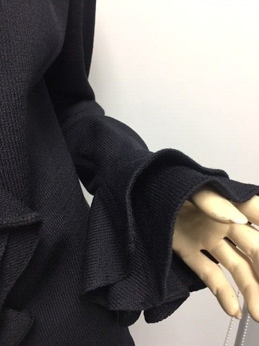 St John Strickjacke schwarz Rüschen Prinzessin Linie Logo schwarz Knöpfe neu mit Etikett Größe 12 - Bild 3 von 7