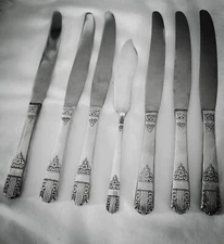 6 WM A Rogers Oneida Harmony 1938 SilverPlate Knives, 1 Butter Spreader 7 Pieces