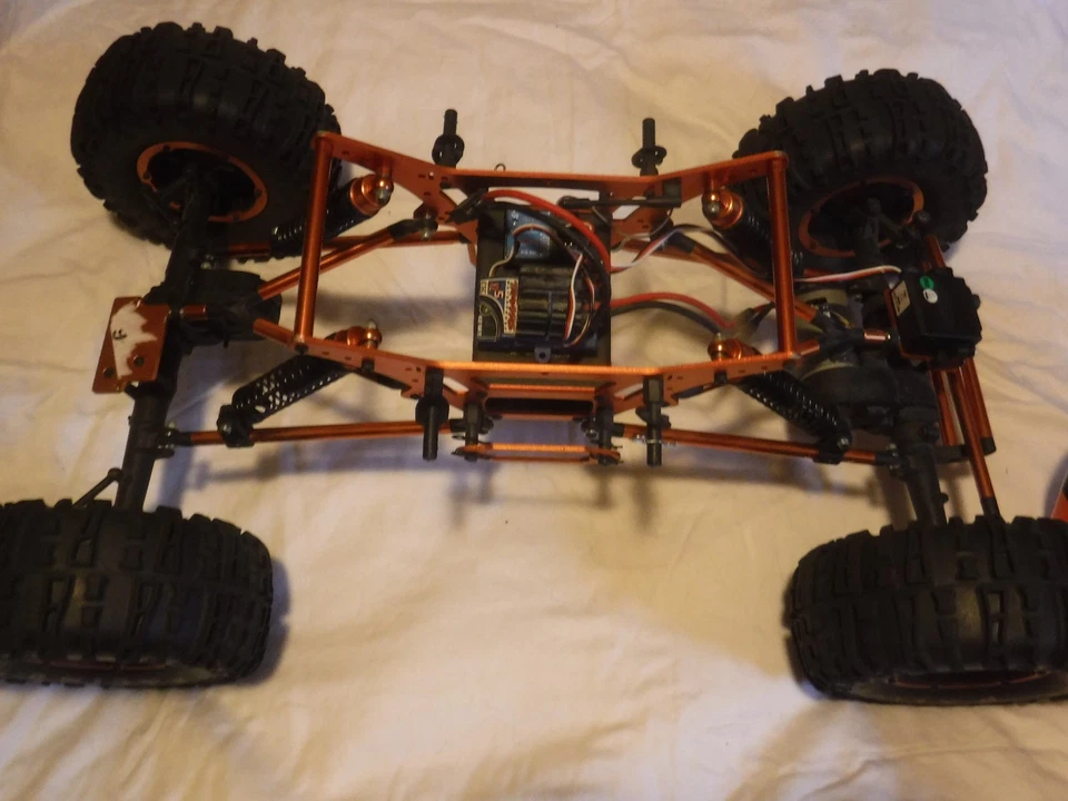 Exceed RC 1/8 2.4Ghz Mad Torque RC Rock Crawler for parts or repair - Image 2 of 4