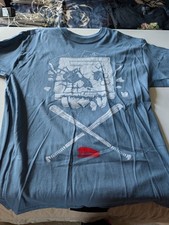 T-SHIRT INSPIROWANY PRZESTRZENIĄ BIUROWĄ Z LOOT CLATE ROZMIAR L CLR SLATE Fabrycznie nowy z metką CZERWONY ZSZYWACZ