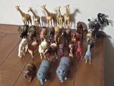 ÉNORME LOT de figurines en plastique animaux sauvages girafes chevaux orignaux, rhinocéros et autres