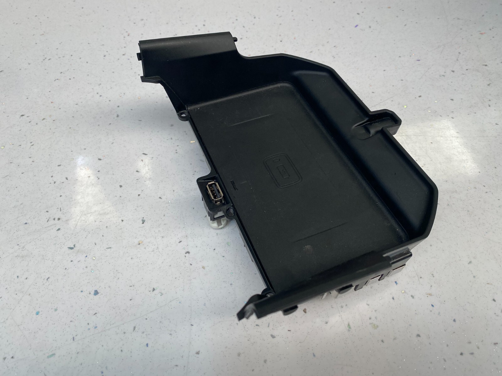 BMW M5 G30 5-SERIES CENTER CONSOLE WIRELESS PHONE CHARGER OEM  