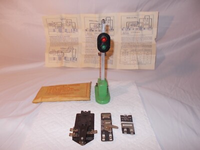 LIONEL SEMAPHORE, TRACK TRIP #153C & LOCK-ONS TESTED AND  WORKS! LOT #T-171