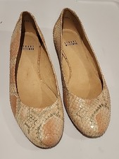 STUART WEITZMAN CHAMPAGNE METTALIC SNAJESSKIN FLAT. LADY SIZE 9