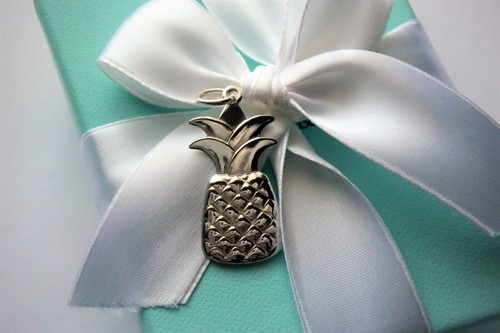 Dije de piña de plata esterlina Tiffany & Co para pulsera o collar en bolsa - Imagen 7 de 8