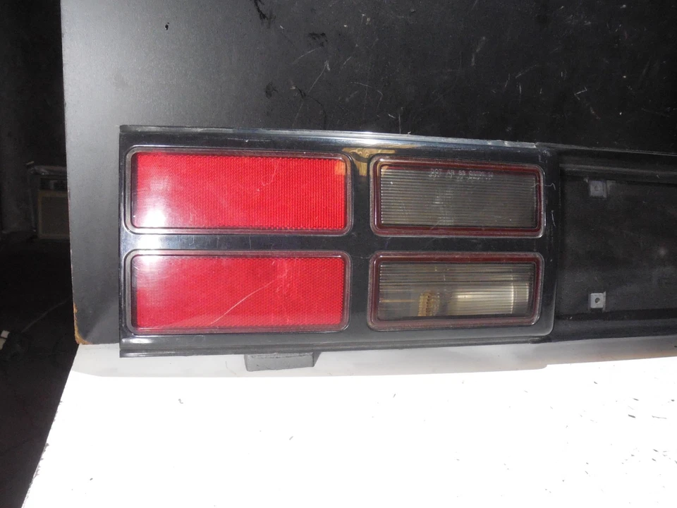 Conjunto de panel de luz central trasera 16508740 1988-1990 Chevrolet Cavalier Foto 3 de 4