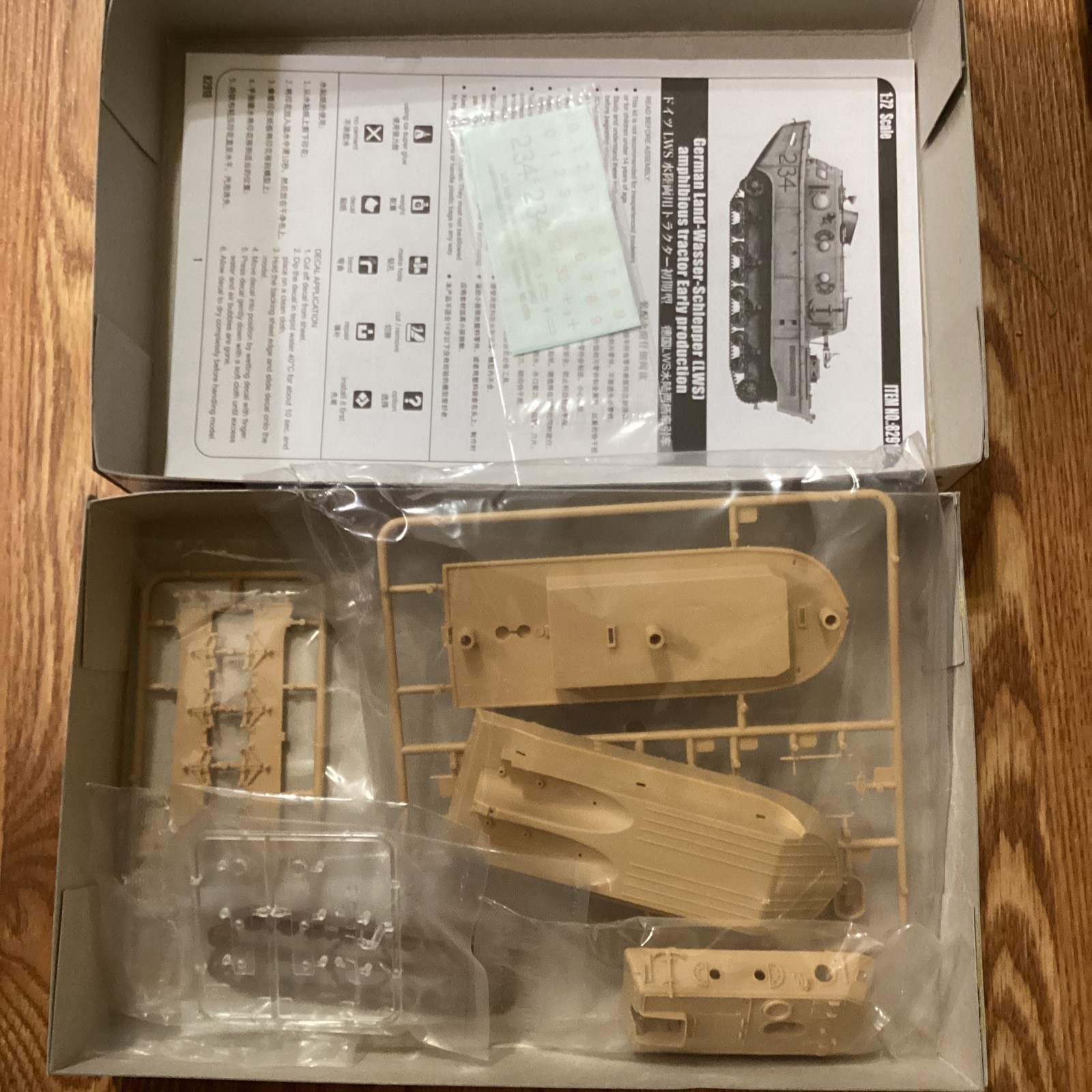 HobbyBoss Land-Wasser-Schlepper Tractor Model Military Vehicle Kit - 1/72