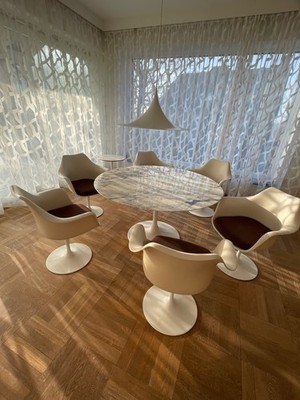 Knoll International Saarinen Tulip Marmor Esstisch 137 cm. und ein Beistelltisch